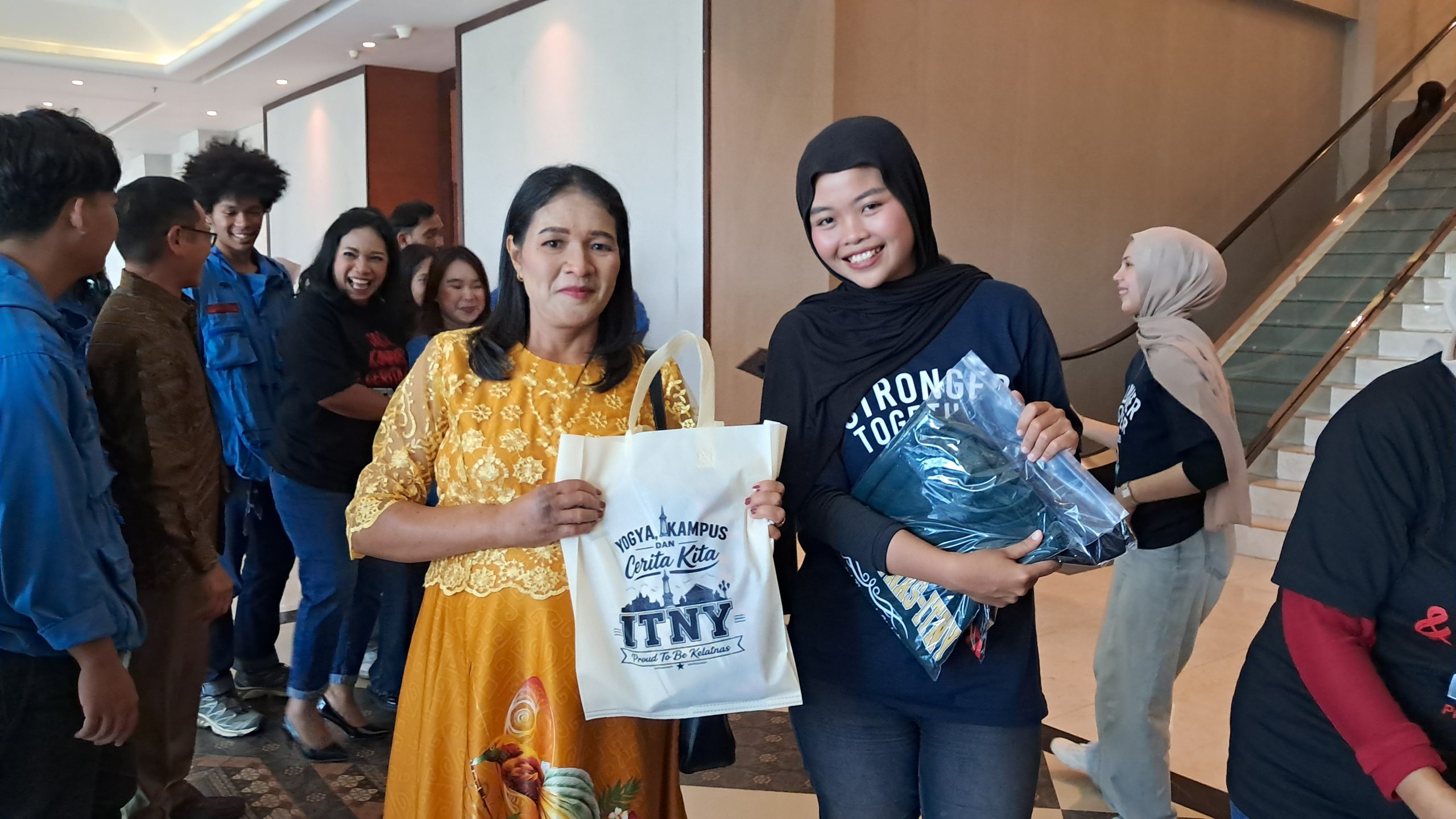 MERCHANDISE KELATNAS LARIS DIBORONG WISUDAWAN!